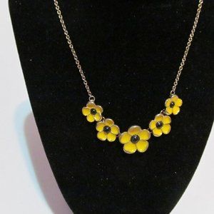 Pretty gold tone daisy yellow choker